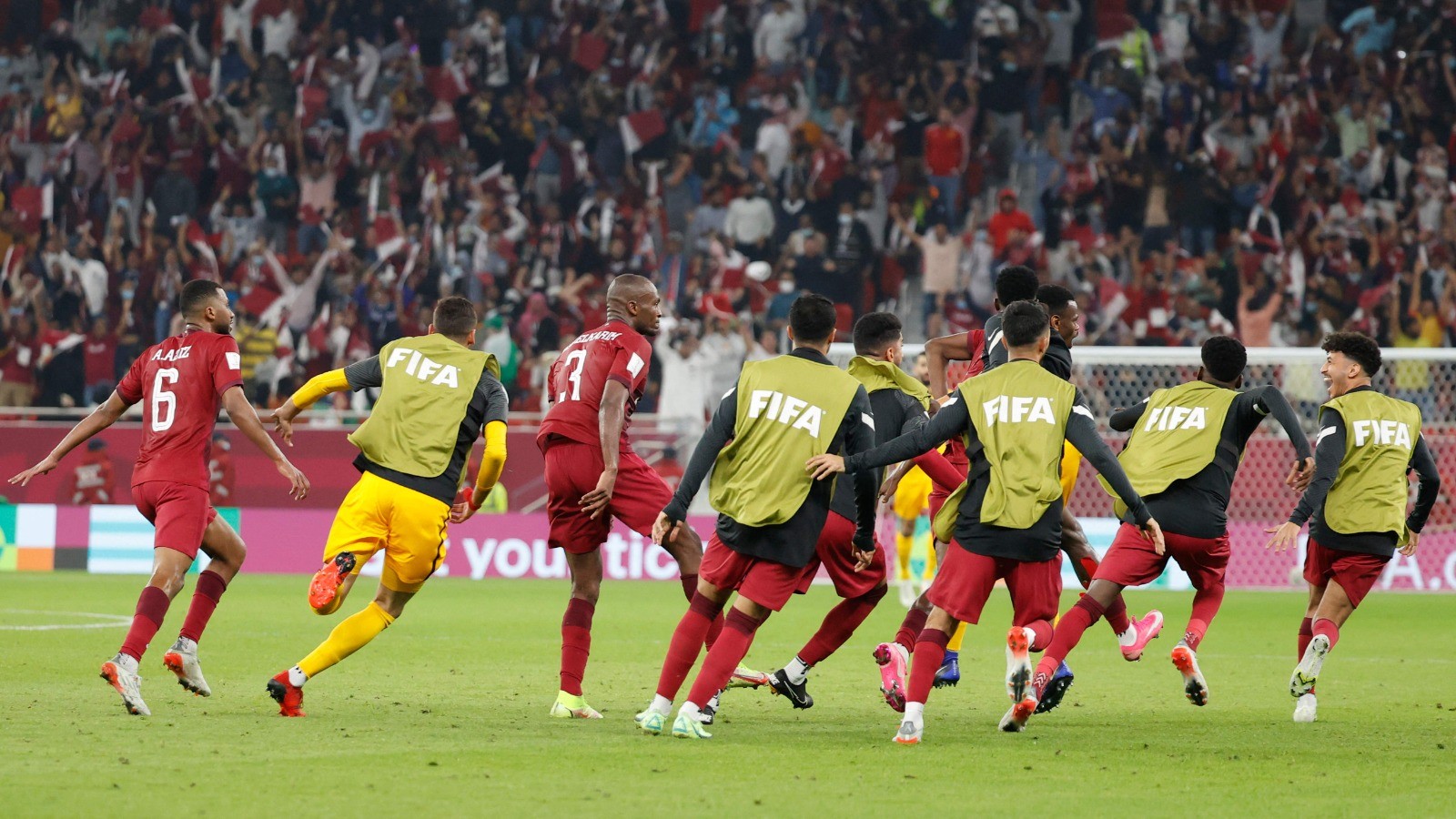 فرحة لاعبي قطر في هدف التعادل ضد الجزائر.jpg