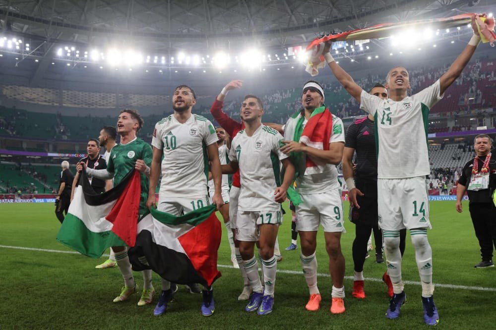 لاعبو منتخب الجزائر يرفعون علم فلسطين.jpg