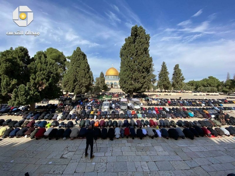 آلاف المصلين يؤدون صلاة الجمعة داخل ساحات ومصليات المسجد الأقصى المبارك.jpg