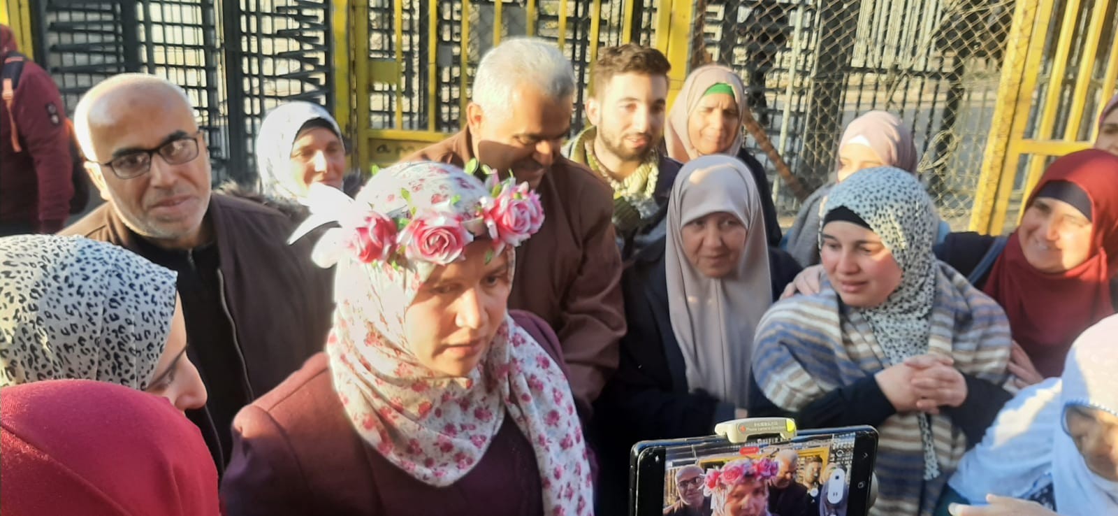 الأسيرة ايناس عصافرة  تعانق الحرية.jpg