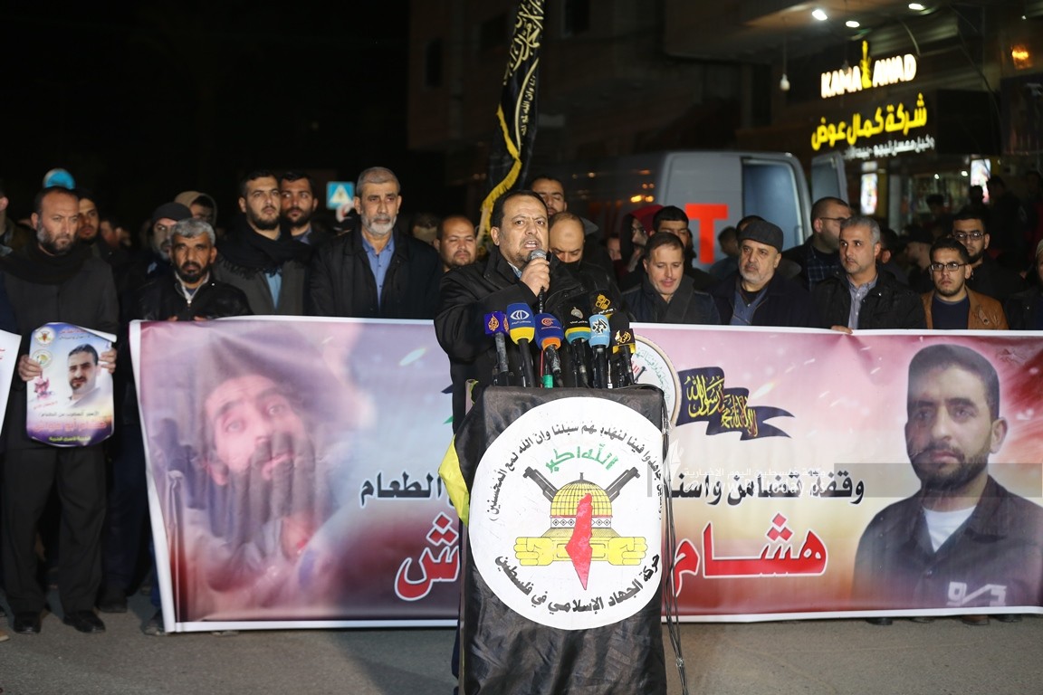 وقفة تضامنية مع الأسير أبو هواش أمام الصليب الأحمر بغزة (25).JPG