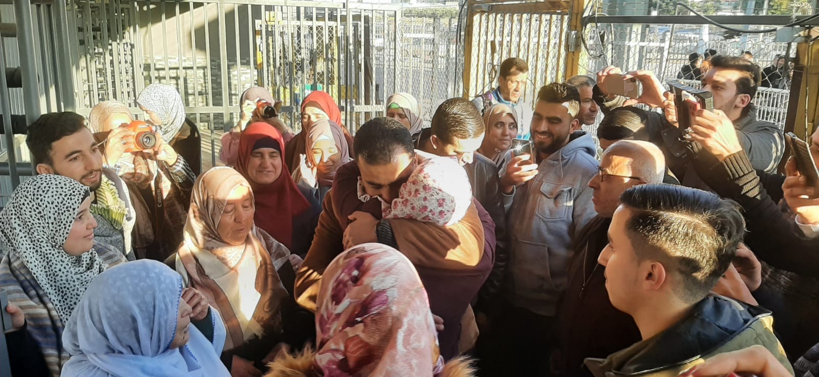 لحظة الإفراج عن الأسيرة ايناس عصافرة.jpg