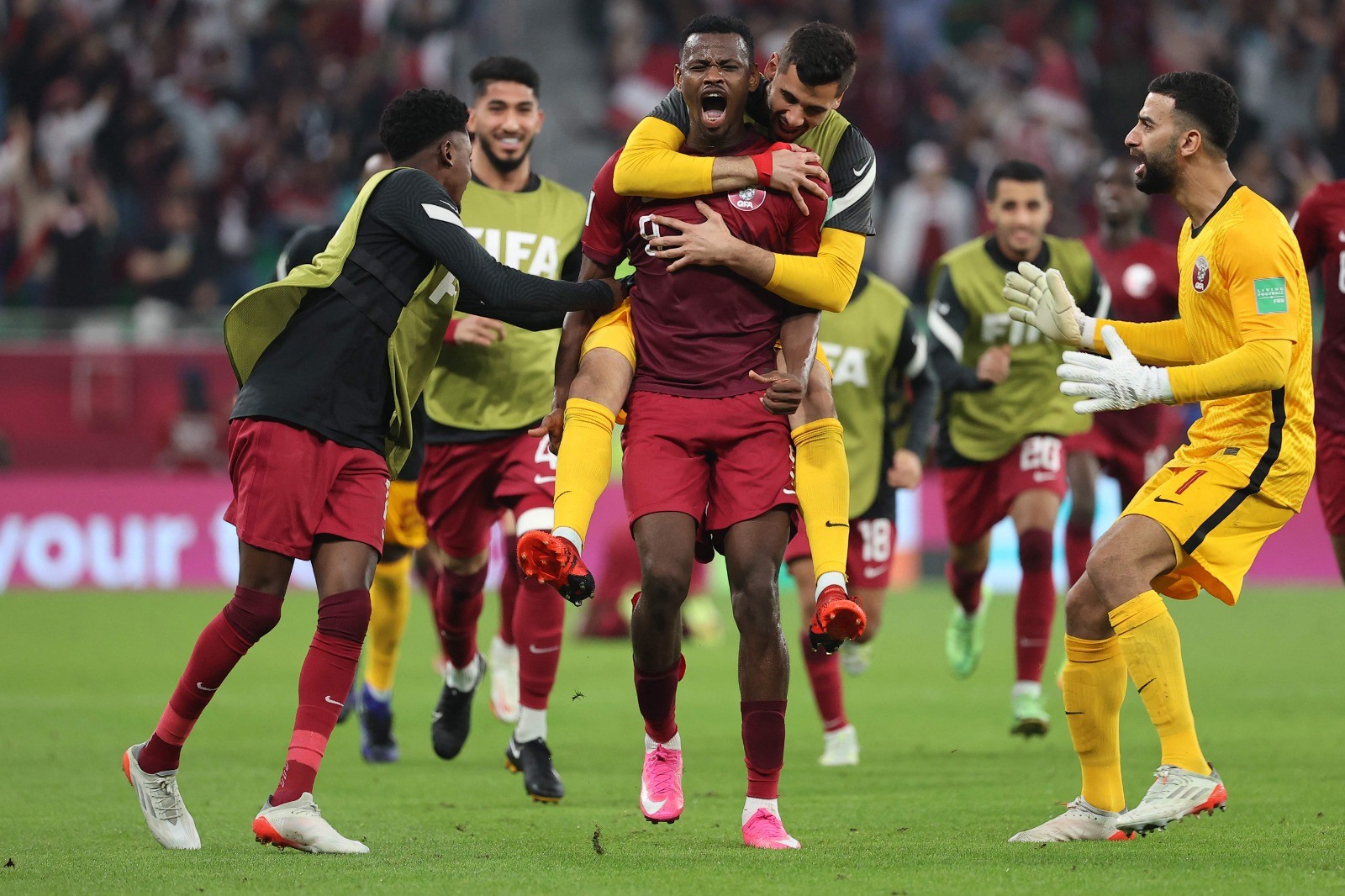 فرحة لاعبي قطر.jpg