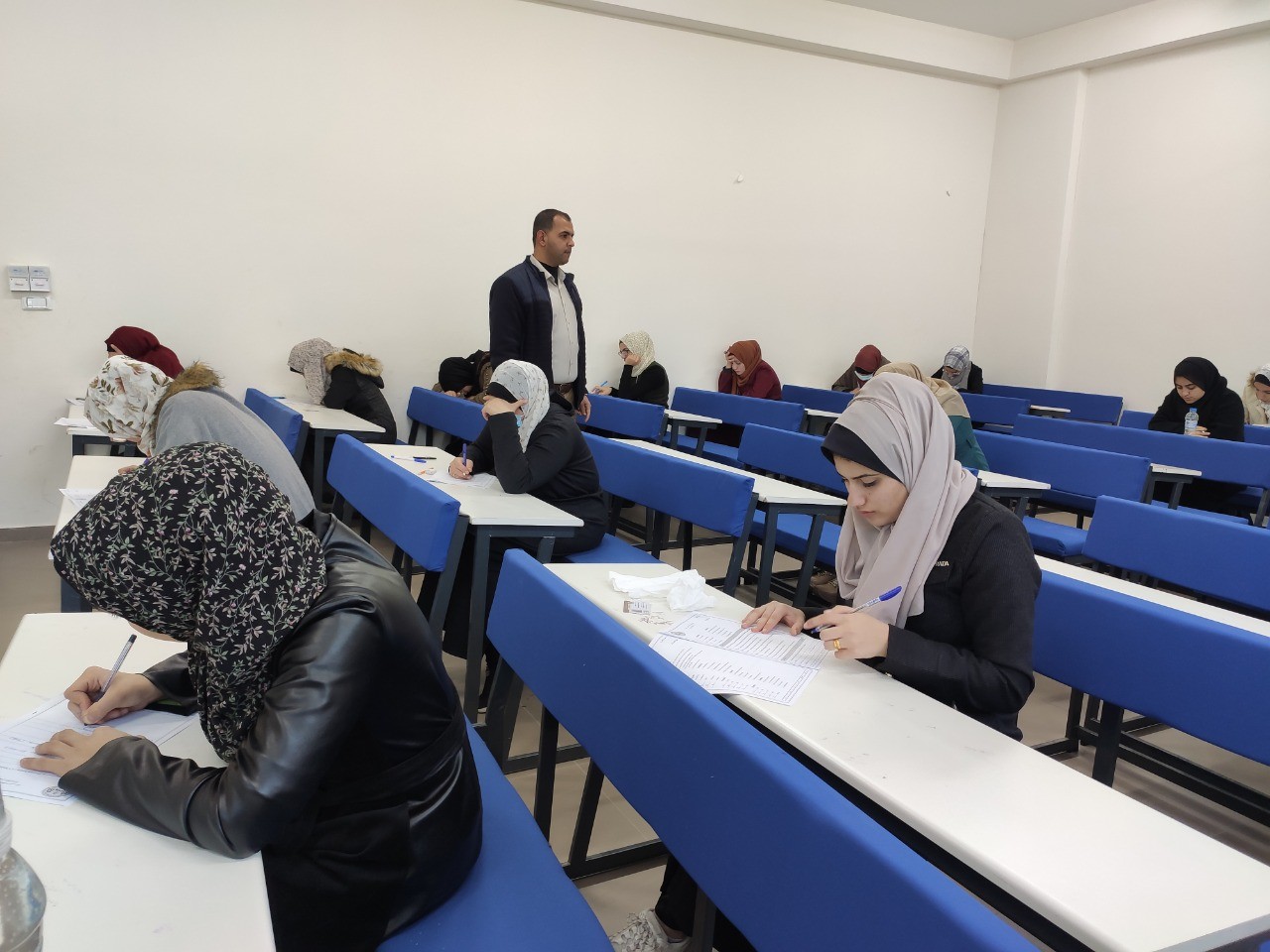 بدء الامتحانات النهائية في جامعةالإسراء (6).jpg