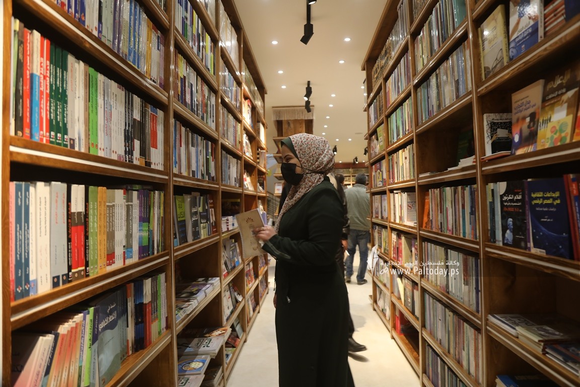  مكتبة سمير منصور أحد أكبر المكتبات في قطاع غزة (6).JPG