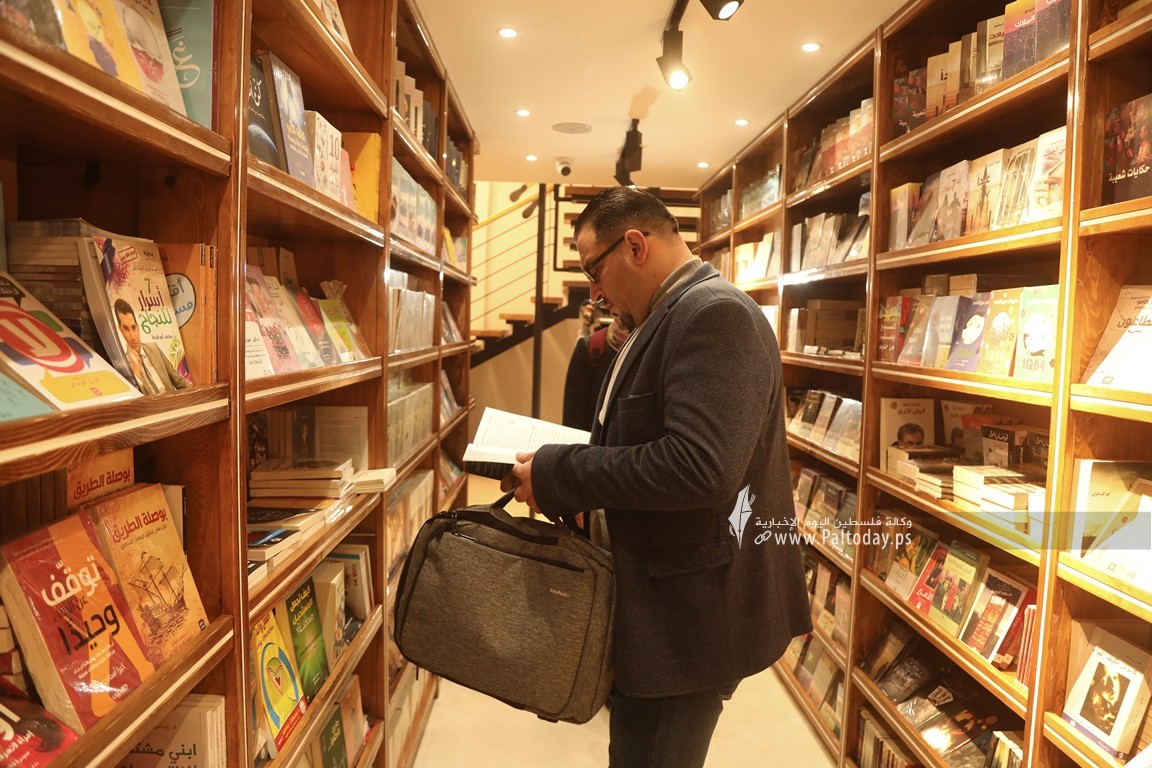  مكتبة سمير منصور أحد أكبر المكتبات في قطاع غزة (15).JPG