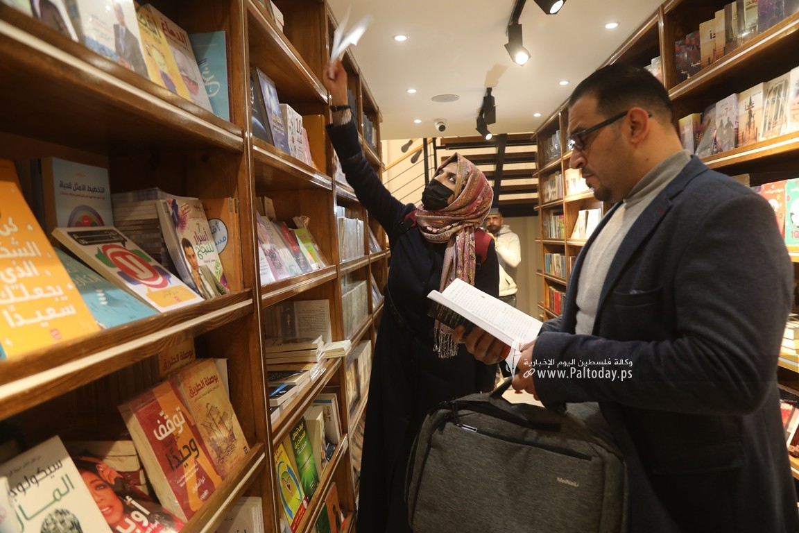  مكتبة سمير منصور أحد أكبر المكتبات في قطاع غزة (16).JPG