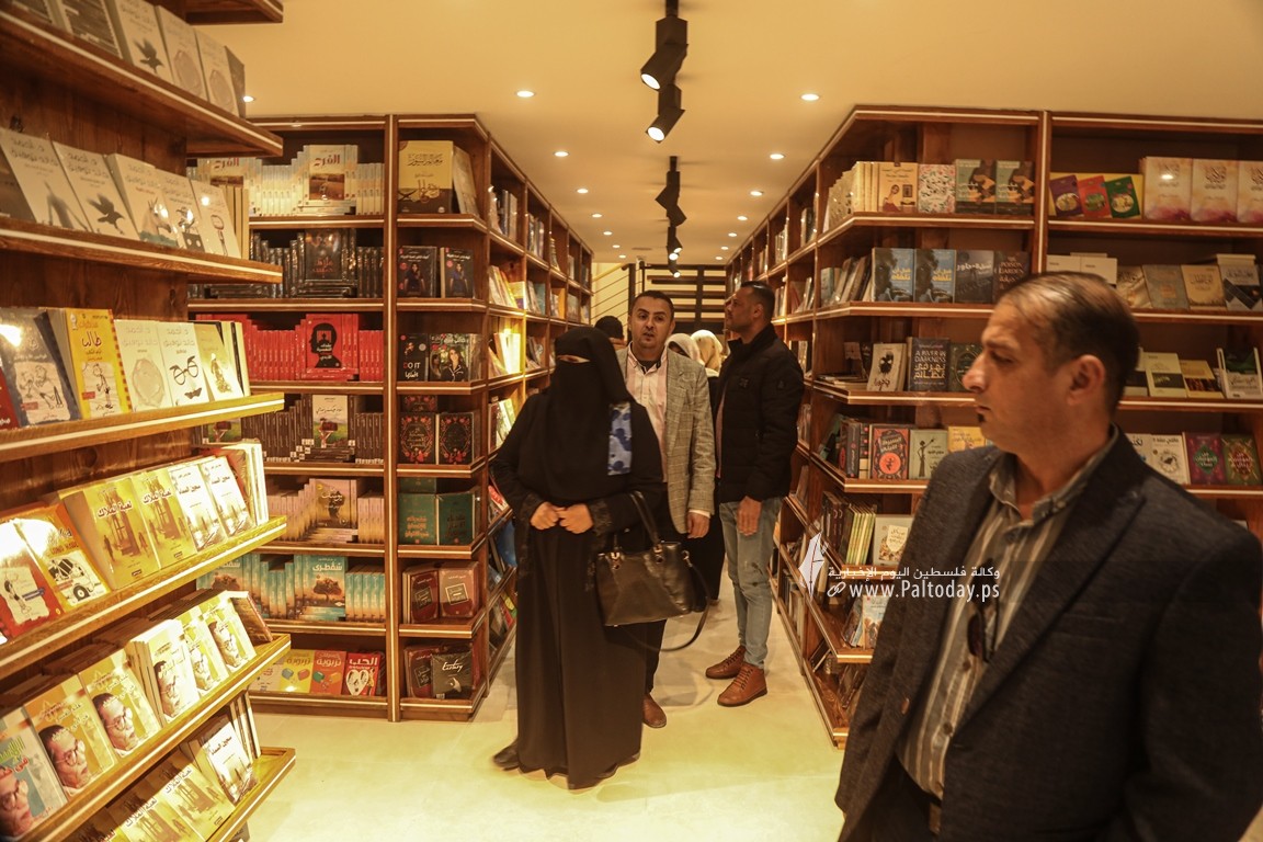  مكتبة سمير منصور أحد أكبر المكتبات في قطاع غزة (2).JPG