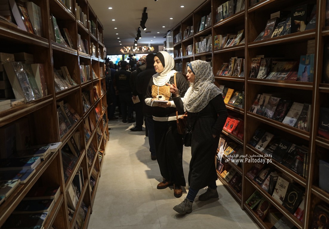  مكتبة سمير منصور أحد أكبر المكتبات في قطاع غزة (3).JPG