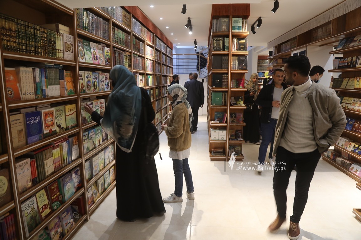  مكتبة سمير منصور أحد أكبر المكتبات في قطاع غزة (5).JPG