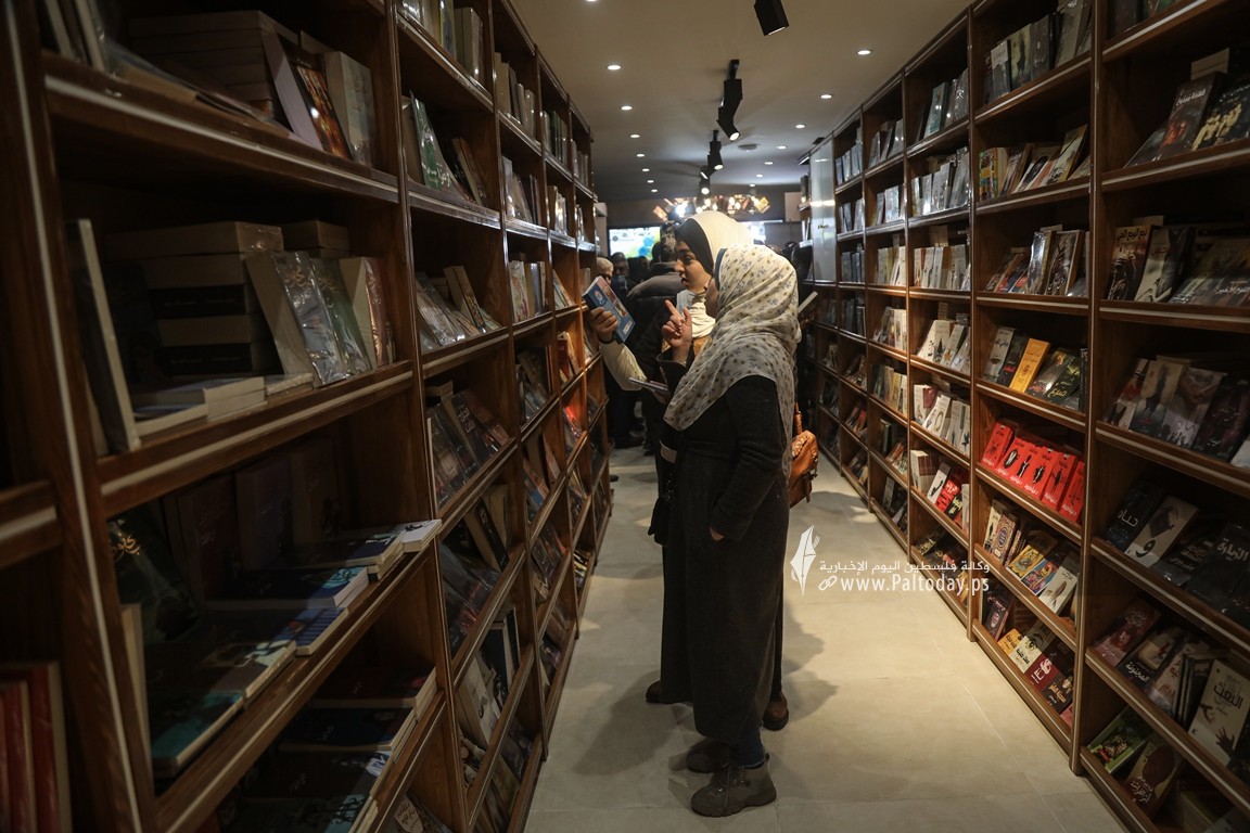  مكتبة سمير منصور أحد أكبر المكتبات في قطاع غزة (4).JPG