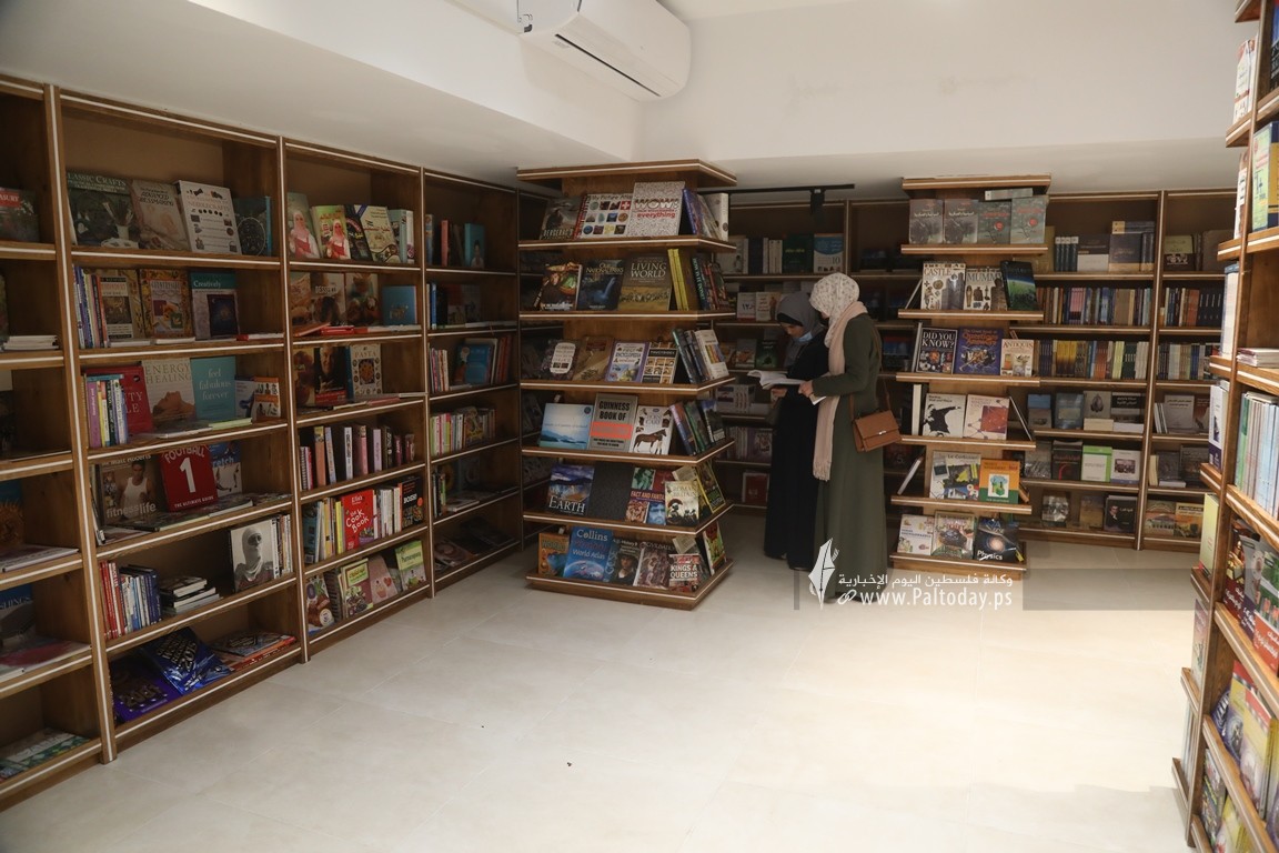  مكتبة سمير منصور أحد أكبر المكتبات في قطاع غزة (8).JPG
