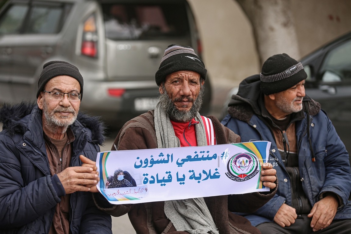 منتفعو الشؤون الاجتماعية ينصبون خيمة أمام مقر المندوب  السامي بغزة للمطالبة بصرف مستحقاتهم (15).JPG