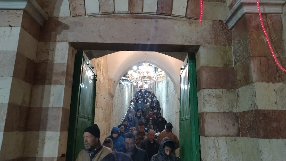 صلاة الفجر الاقصى.jpg