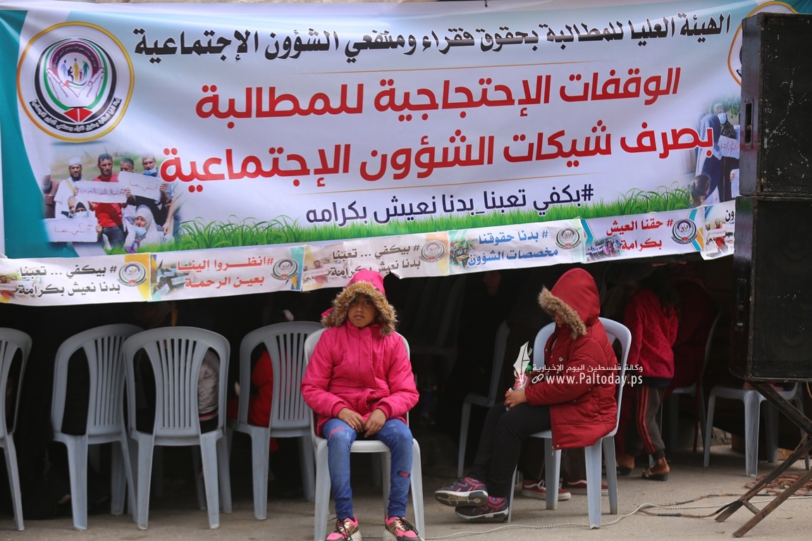 منتفعو الشؤون الاجتماعية ينصبون خيمة أمام مقر المندوب  السامي بغزة للمطالبة بصرف مستحقاتهم (12).JPG