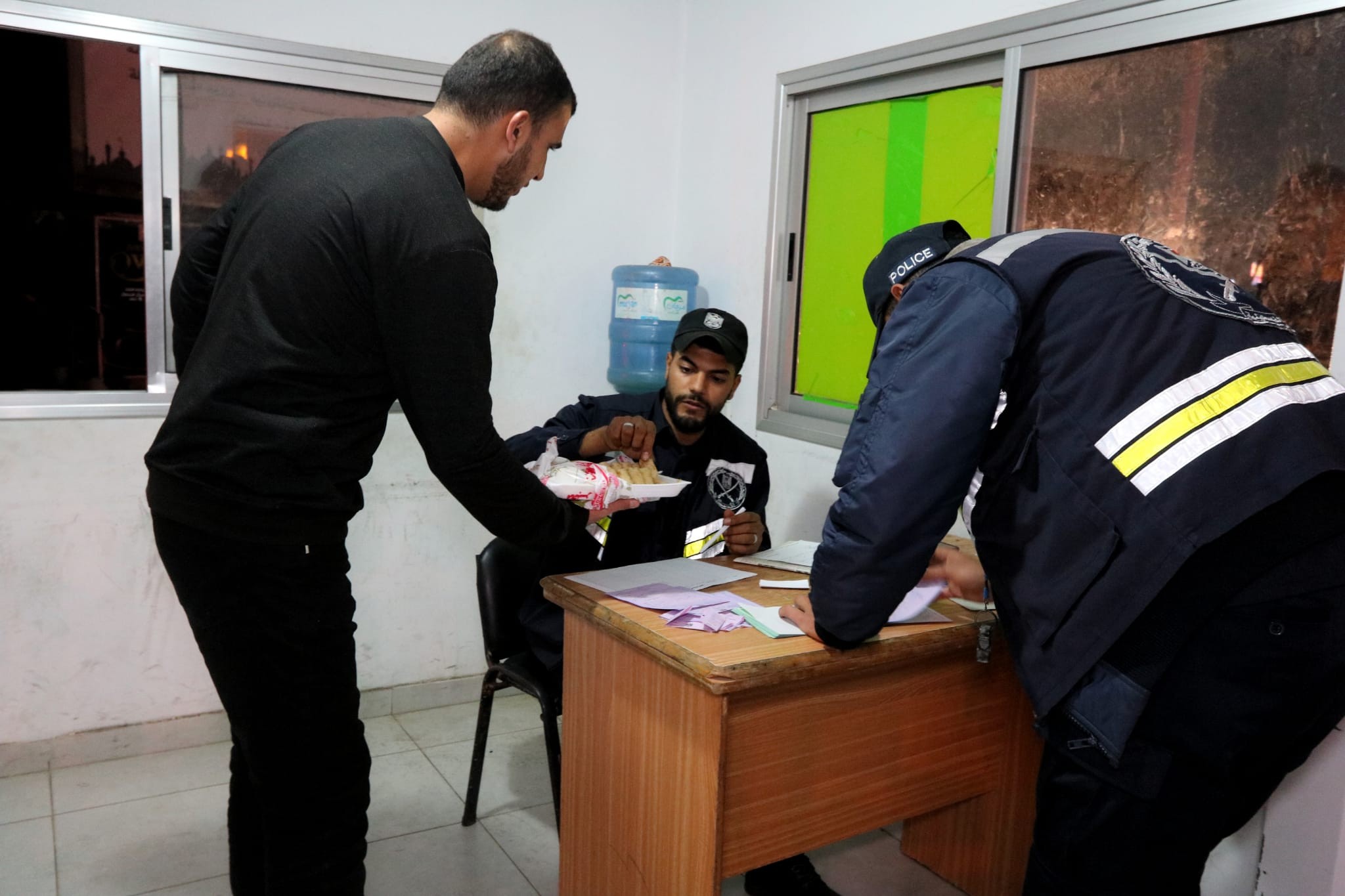 الجهاد توزع الحلوى احتفاء بعملية تل أبيب (12).jpg