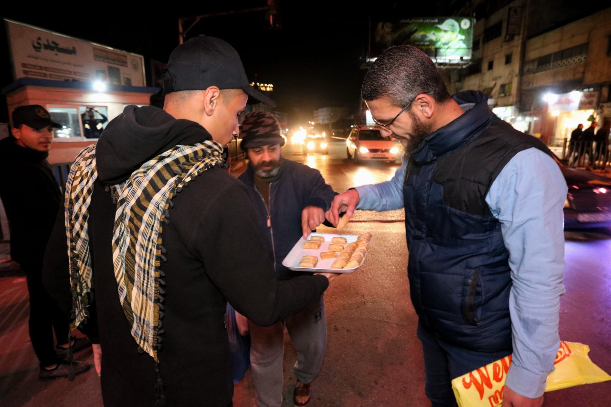 الجهاد توزع الحلوى احتفاء بعملية تل أبيب (1).jpg