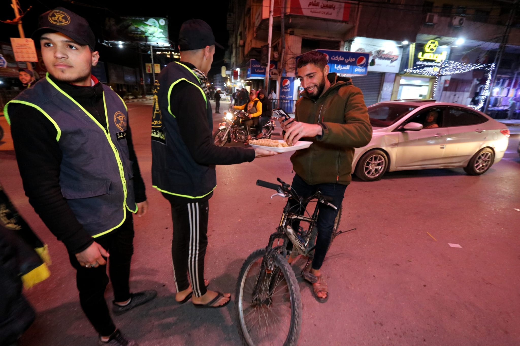 الجهاد توزع الحلوى احتفاء بعملية تل أبيب (9).jpg