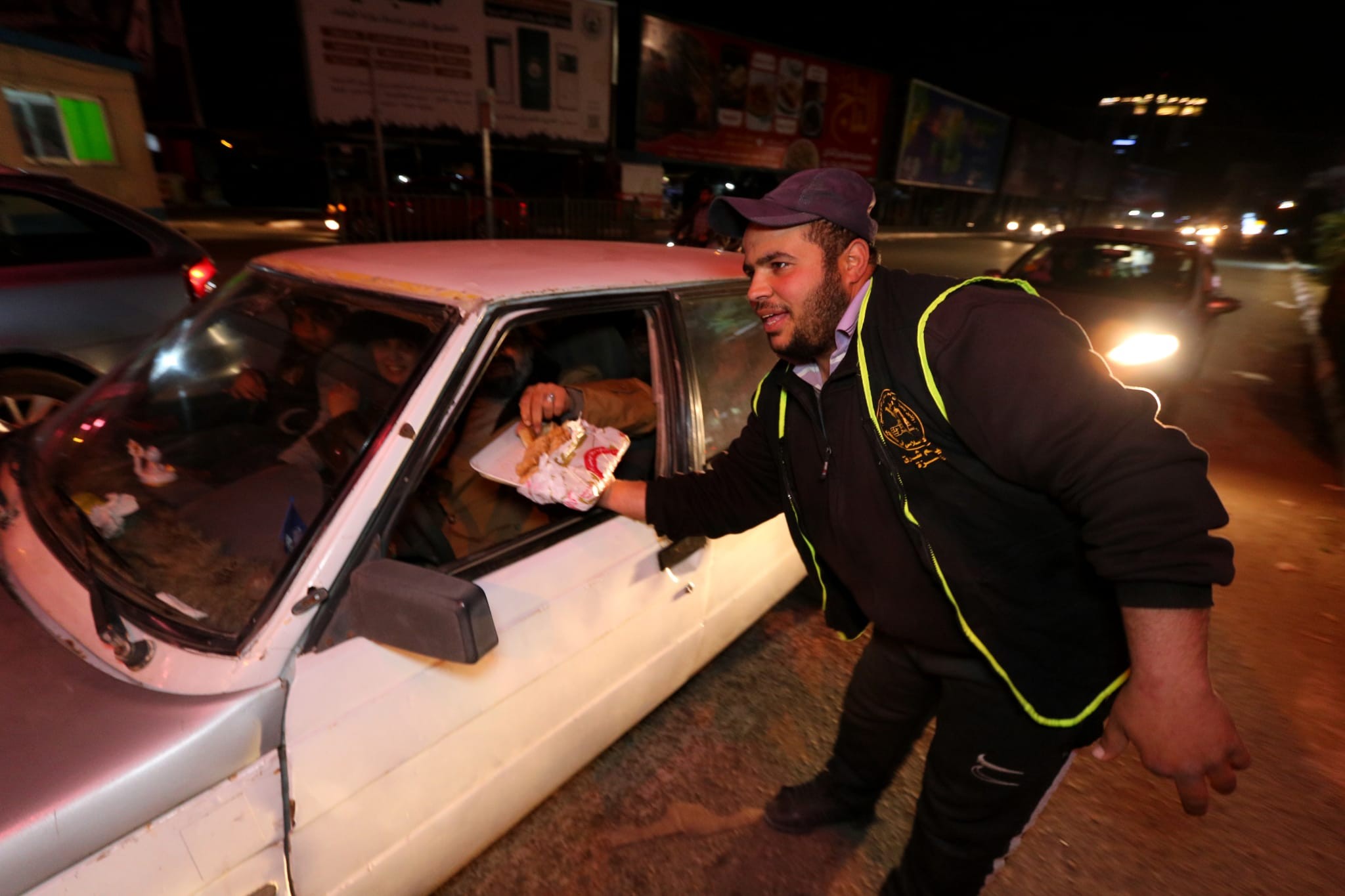 الجهاد توزع الحلوى احتفاء بعملية تل أبيب (8).jpg