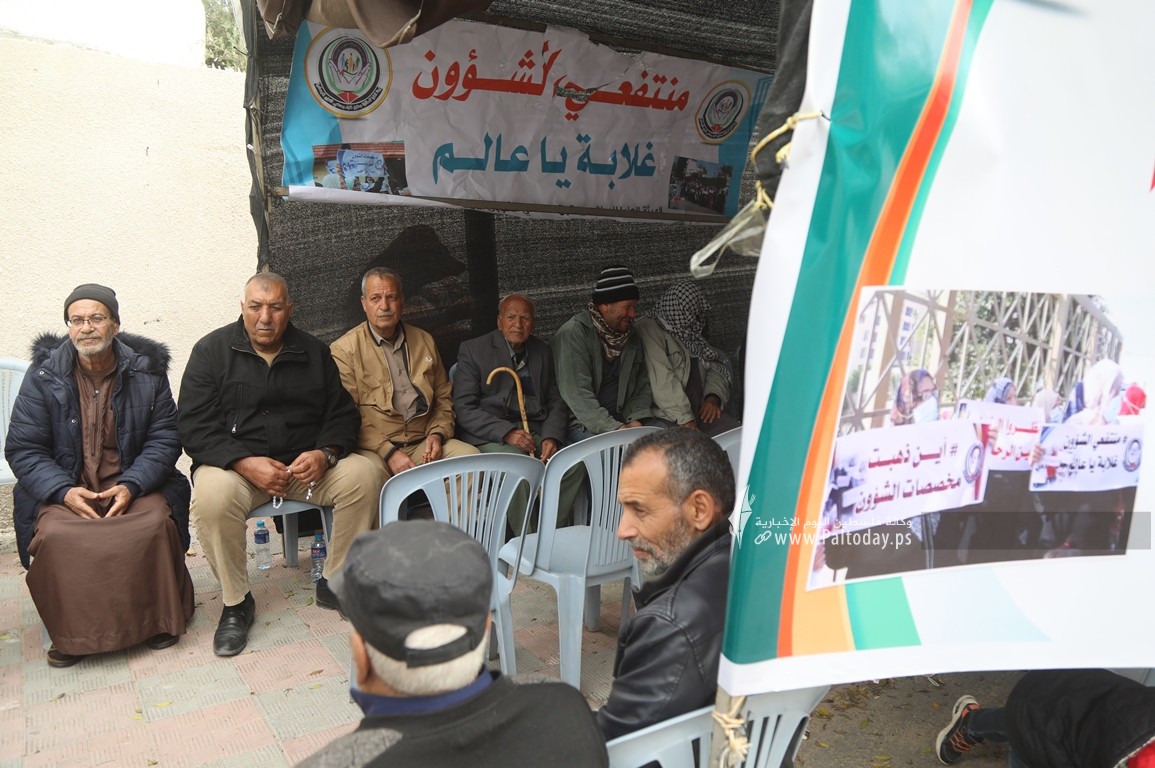 منتفعو الشؤون الاجتماعية ينصبون خيمة أمام مقر المندوب  السامي بغزة للمطالبة بصرف مستحقاتهم (7).JPG