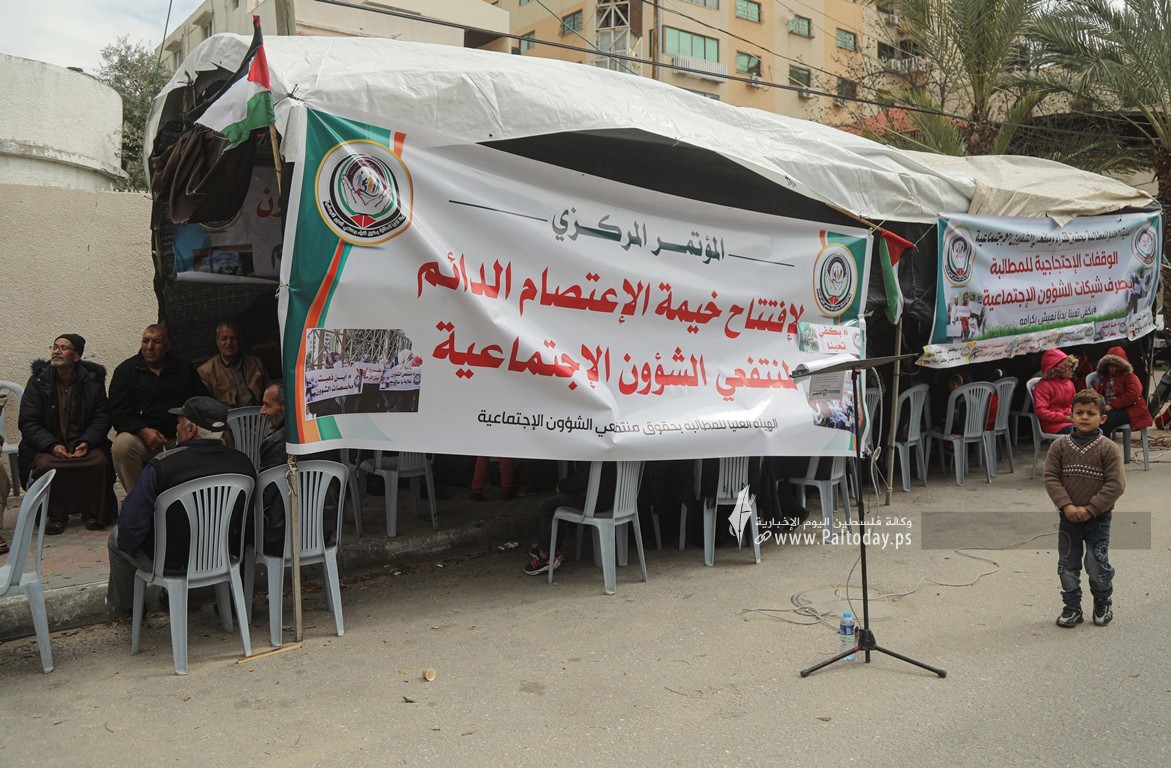 منتفعو الشؤون الاجتماعية ينصبون خيمة أمام مقر المندوب  السامي بغزة للمطالبة بصرف مستحقاتهم (8).JPG
