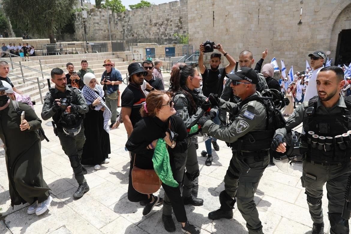 قوات الاحتلال تعتدي على المواطنين في القدس (3).jfif