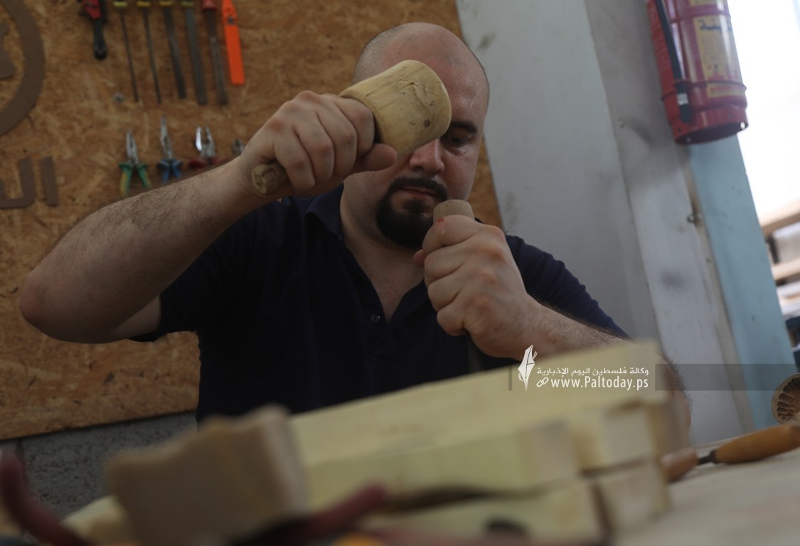 المهندس محمد يبدع في صنع الأدوات التراثية القديمة ويواكب العصر (7).JPG