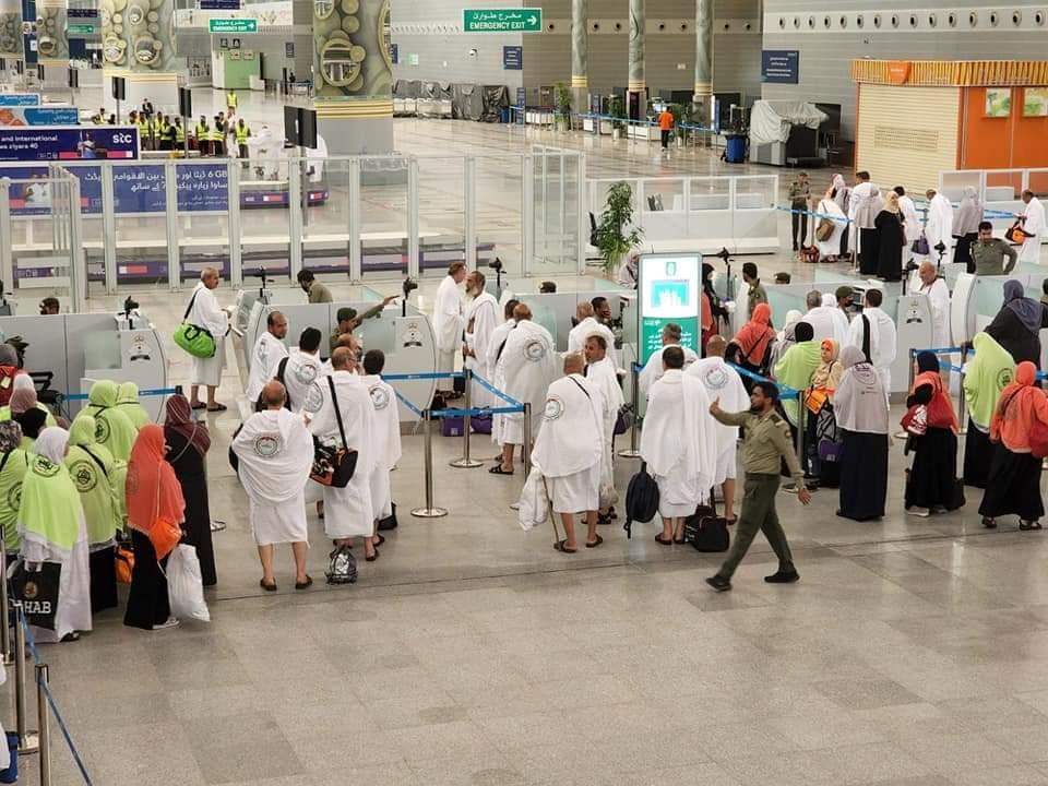 طلائع قوافل حجاج دولة فلسطين من قطاع غزة تصل إلى مطار جدة الدولي (18).jpeg
