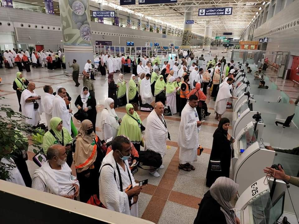 طلائع قوافل حجاج دولة فلسطين من قطاع غزة تصل إلى مطار جدة الدولي (4).jpeg