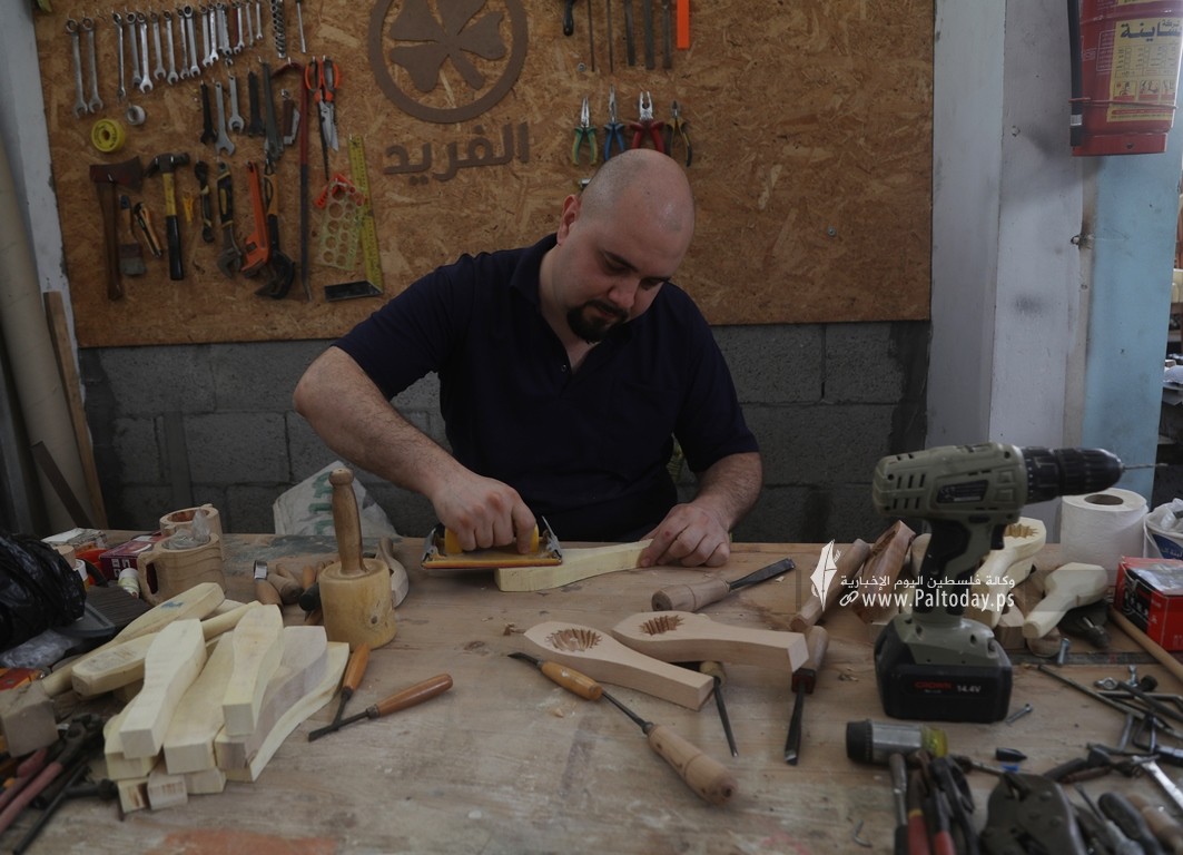 المهندس محمد يبدع في صنع الأدوات التراثية القديمة ويواكب العصر (12).JPG