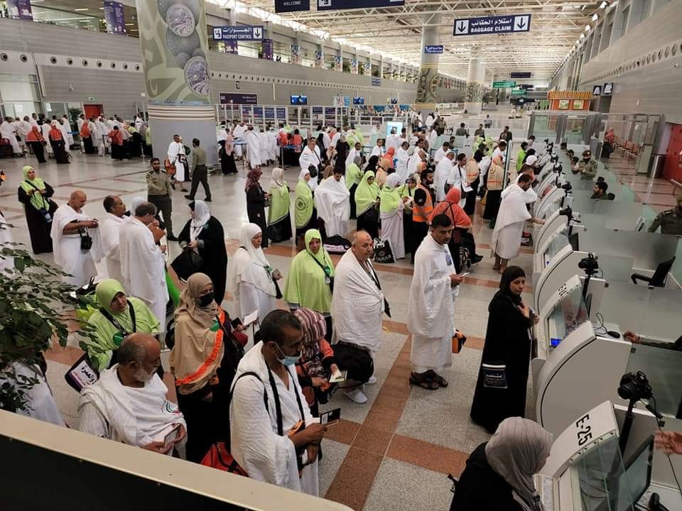 طلائع قوافل حجاج دولة فلسطين من قطاع غزة تصل إلى مطار جدة الدولي (3).jpeg