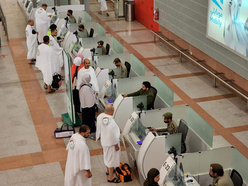 طلائع قوافل حجاج دولة فلسطين من قطاع غزة تصل إلى مطار جدة الدولي (9).jpeg