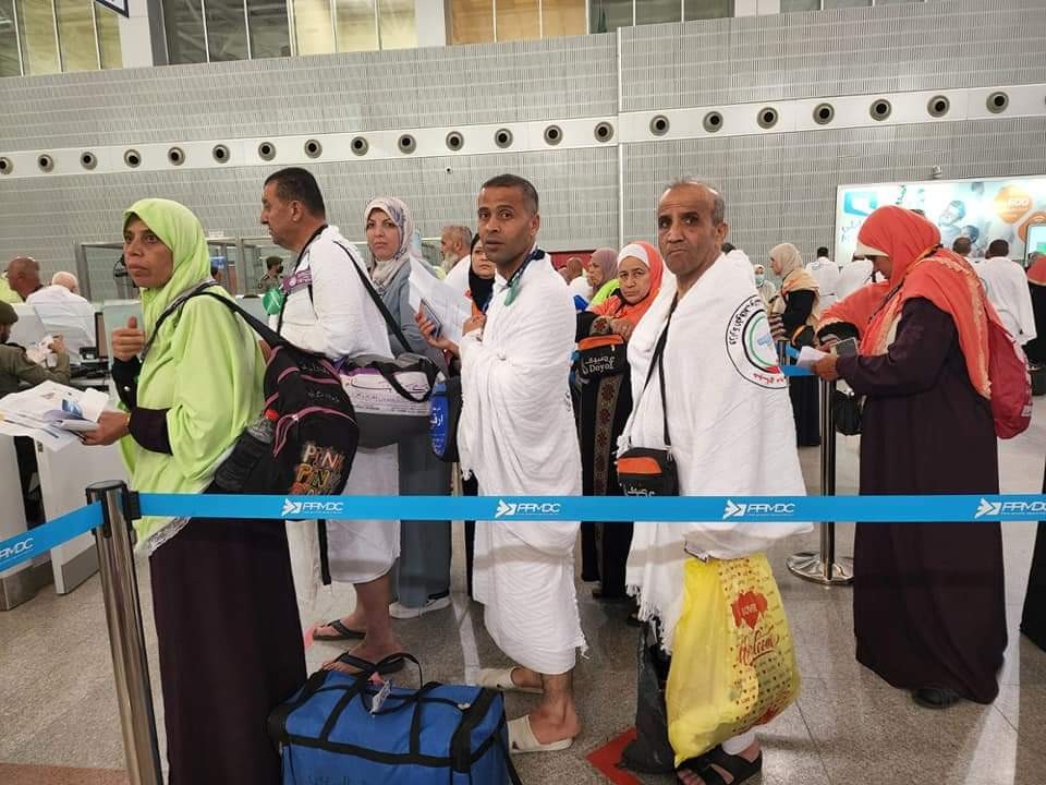 طلائع قوافل حجاج دولة فلسطين من قطاع غزة تصل إلى مطار جدة الدولي (1).jpeg
