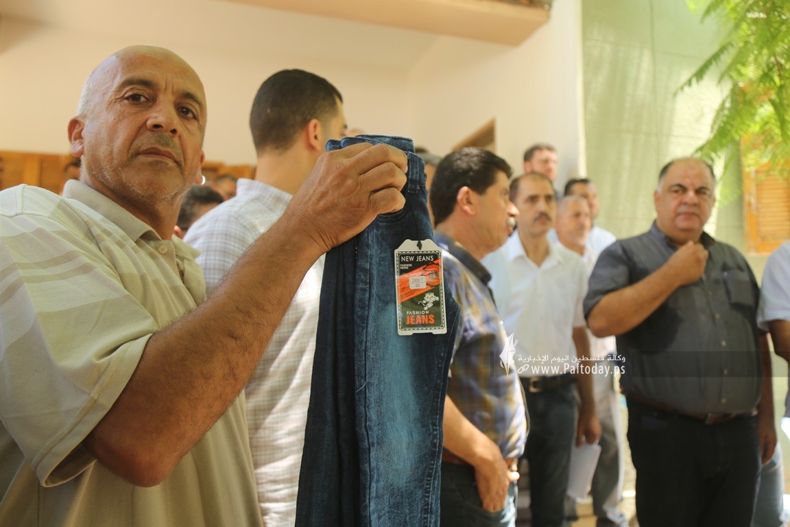 جمعية تجار الملابس في غزة تنظم وقفة احتجاجية رفضاً لقرار وزارة الاقتصاد فرض رسوم إضافية على الملابس المستوردة  (10).JPG
