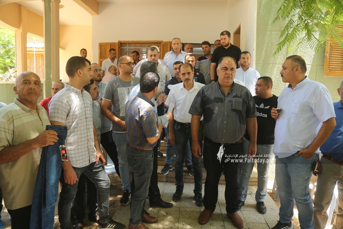 جمعية تجار الملابس في غزة تنظم وقفة احتجاجية رفضاً لقرار وزارة الاقتصاد فرض رسوم إضافية على الملابس المستوردة  (8).JPG