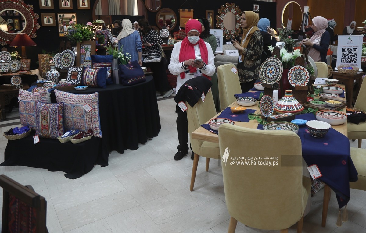 ازارٌ يعرض منتجات حرفية يدوية من صنع مجموعة من ذوي الإعاقة السمعية في جمعية أطفالنا للصم في قطاع غزة (7).JPG