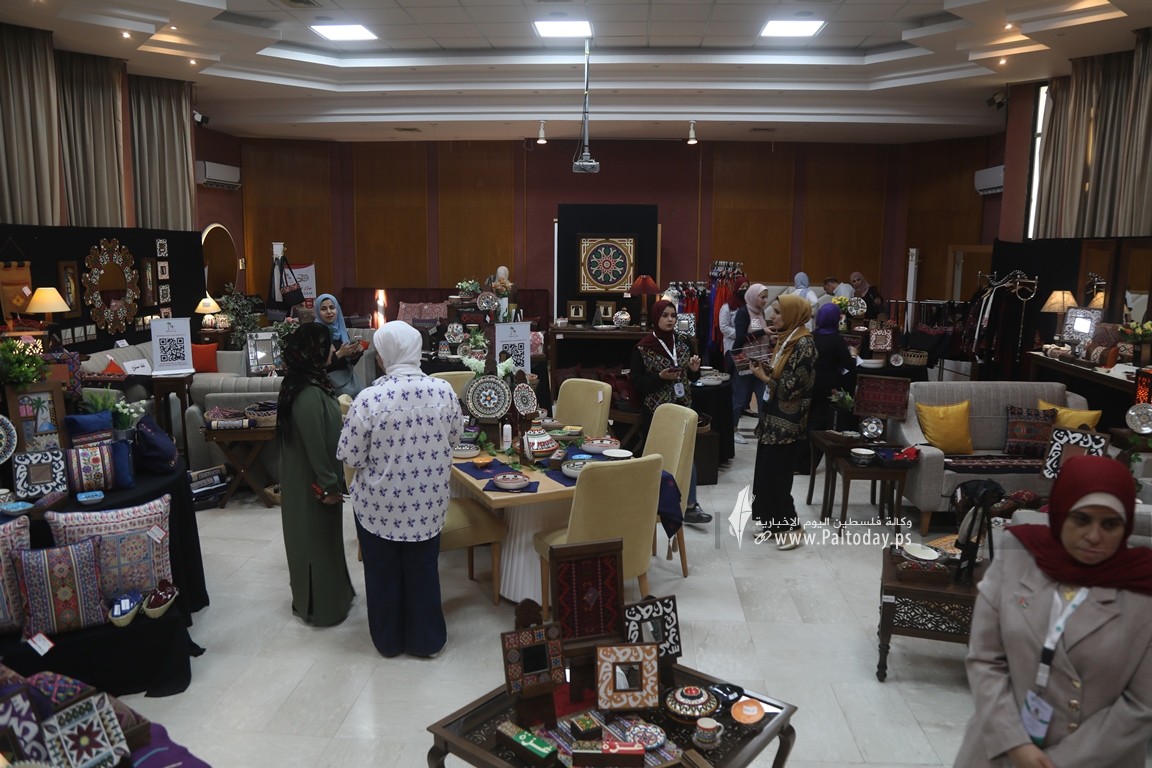 ازارٌ يعرض منتجات حرفية يدوية من صنع مجموعة من ذوي الإعاقة السمعية في جمعية أطفالنا للصم في قطاع غزة (9).JPG