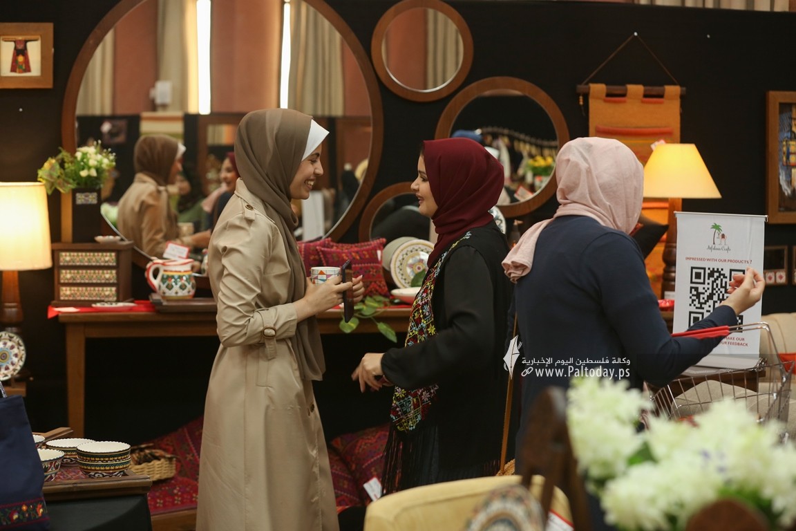 ازارٌ يعرض منتجات حرفية يدوية من صنع مجموعة من ذوي الإعاقة السمعية في جمعية أطفالنا للصم في قطاع غزة (19).JPG