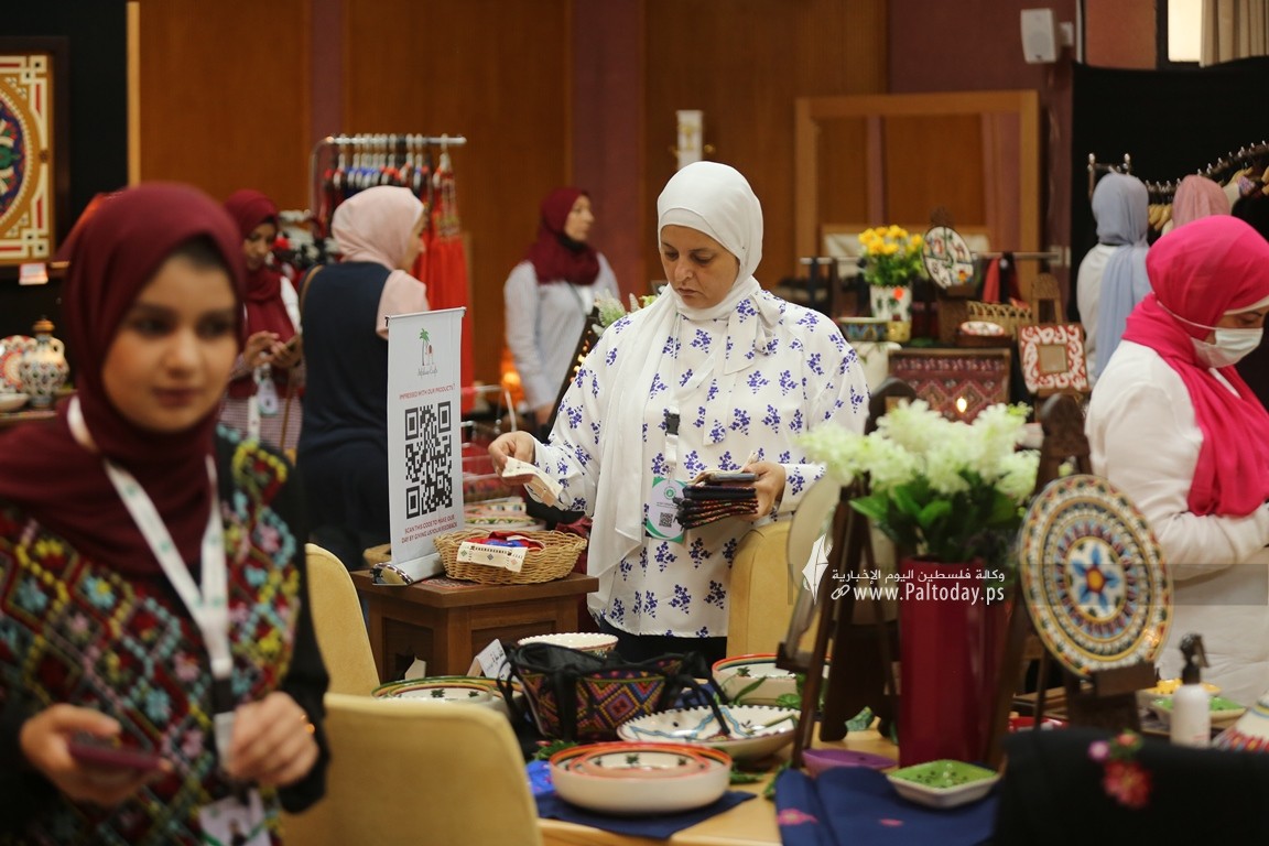 ازارٌ يعرض منتجات حرفية يدوية من صنع مجموعة من ذوي الإعاقة السمعية في جمعية أطفالنا للصم في قطاع غزة (16).JPG