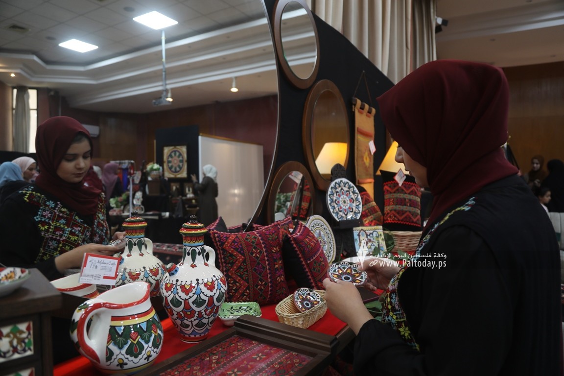 ازارٌ يعرض منتجات حرفية يدوية من صنع مجموعة من ذوي الإعاقة السمعية في جمعية أطفالنا للصم في قطاع غزة (10).JPG