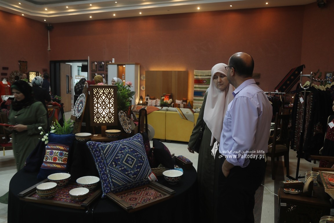 ازارٌ يعرض منتجات حرفية يدوية من صنع مجموعة من ذوي الإعاقة السمعية في جمعية أطفالنا للصم في قطاع غزة (1).JPG