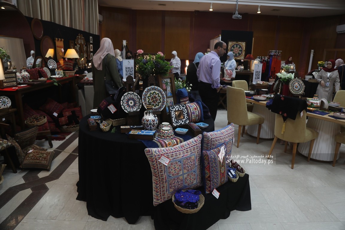ازارٌ يعرض منتجات حرفية يدوية من صنع مجموعة من ذوي الإعاقة السمعية في جمعية أطفالنا للصم في قطاع غزة (2).JPG