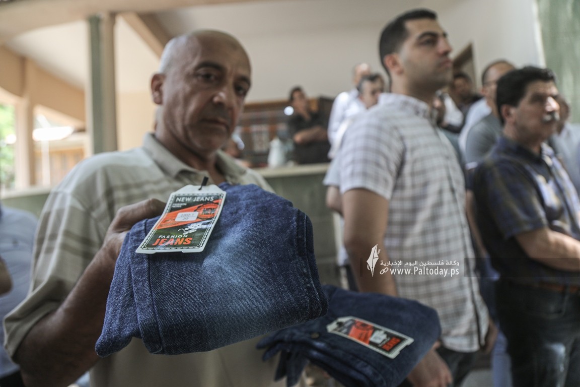 جمعية تجار الملابس في غزة تنظم وقفة احتجاجية رفضاً لقرار وزارة الاقتصاد فرض رسوم إضافية على الملابس المستوردة  (5).JPG