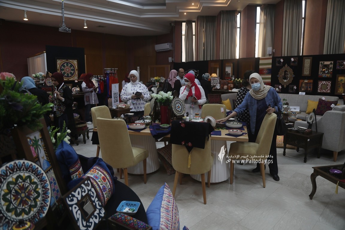 ازارٌ يعرض منتجات حرفية يدوية من صنع مجموعة من ذوي الإعاقة السمعية في جمعية أطفالنا للصم في قطاع غزة (4).JPG