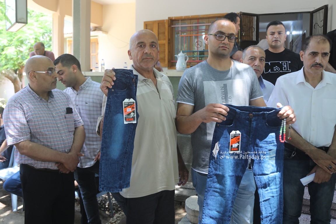 جمعية تجار الملابس في غزة تنظم وقفة احتجاجية رفضاً لقرار وزارة الاقتصاد فرض رسوم إضافية على الملابس المستوردة  (7).JPG