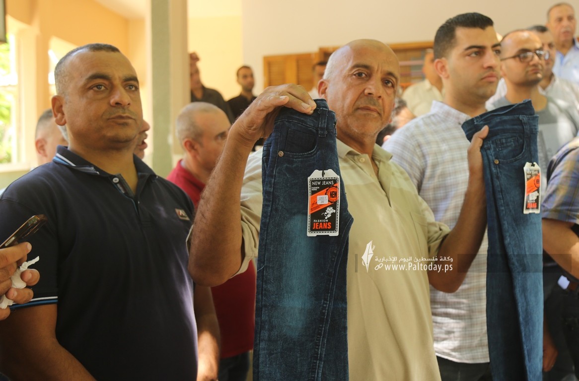 جمعية تجار الملابس في غزة تنظم وقفة احتجاجية رفضاً لقرار وزارة الاقتصاد فرض رسوم إضافية على الملابس المستوردة  (11).JPG