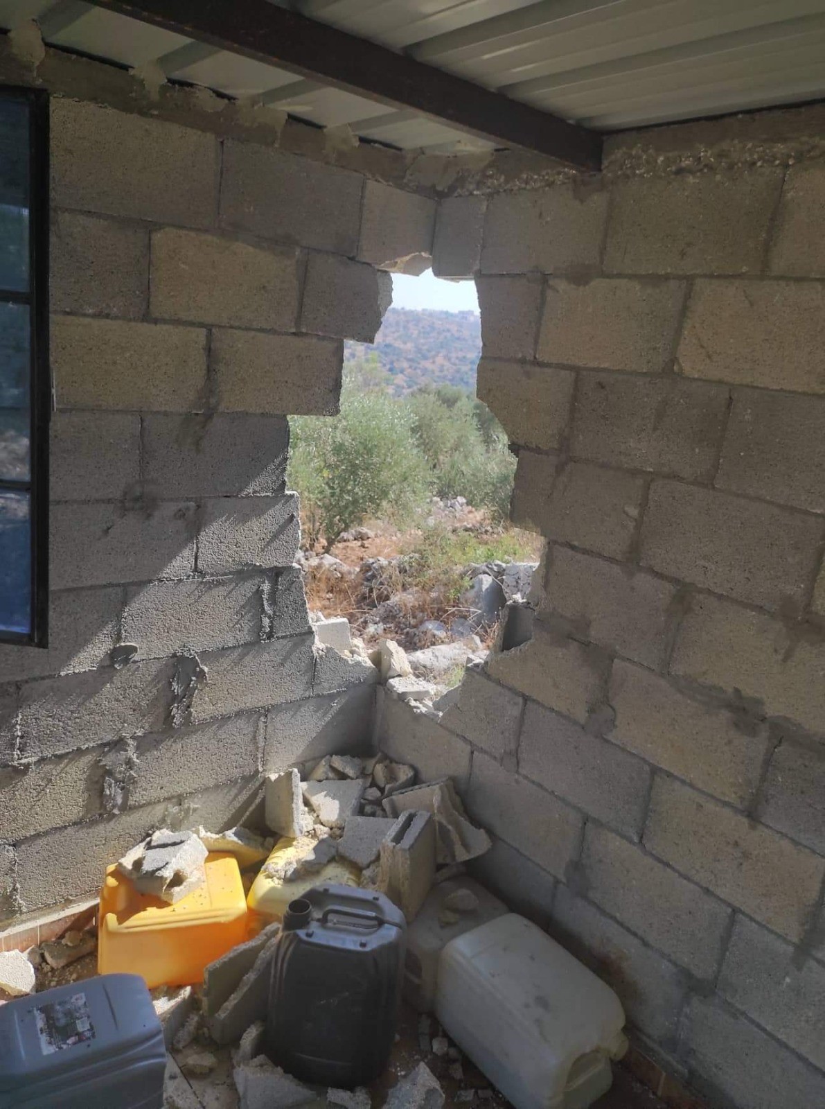 مستوطنون يدمرون غرف زراعية غرب سلفيت في الضفة المحتلة (2).jpeg