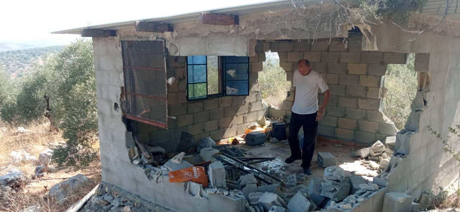 مستوطنون يدمرون غرف زراعية غرب سلفيت في الضفة المحتلة (4).jpeg
