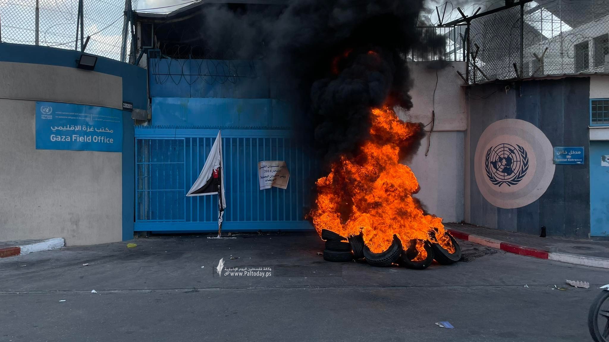 حريق امام الاونروا.jpg