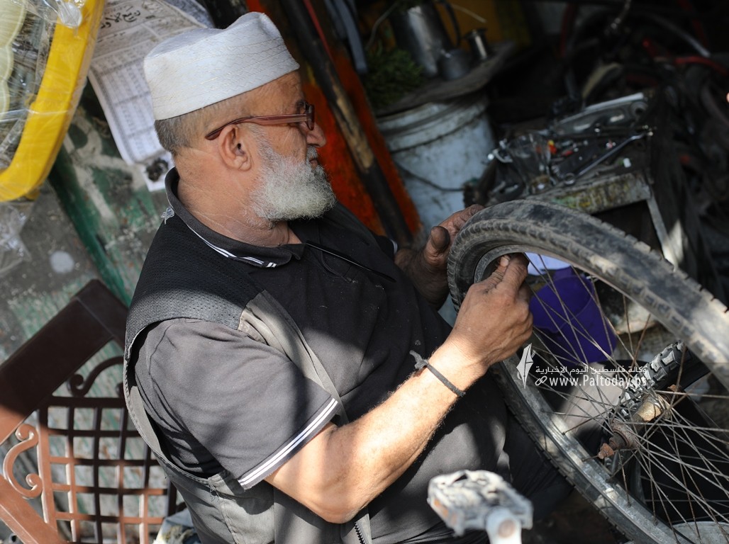   محمود كحيل أقدم مصلح الدراجات الهوائية في قطاع غزة (4).JPG